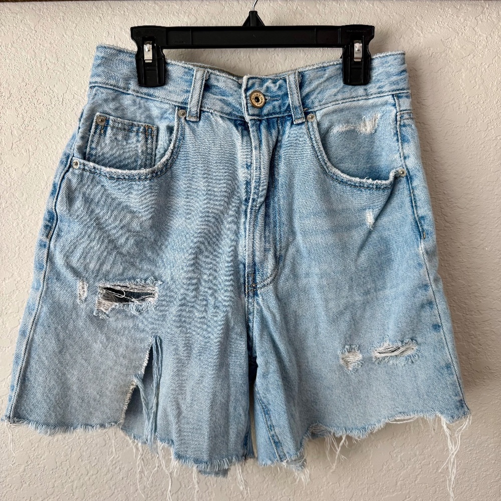 Stradivarius Denim Jean Shorts Distressed‎ Women's Size 4 Light Wash